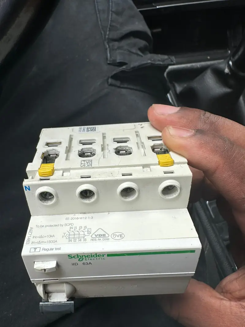 Bloc différentiel Vigi iC60 Schneider tenu en main