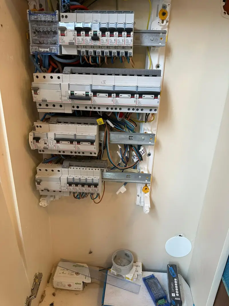 Rangées Legrand DX3 avec répartiteur dans un tableau rénové